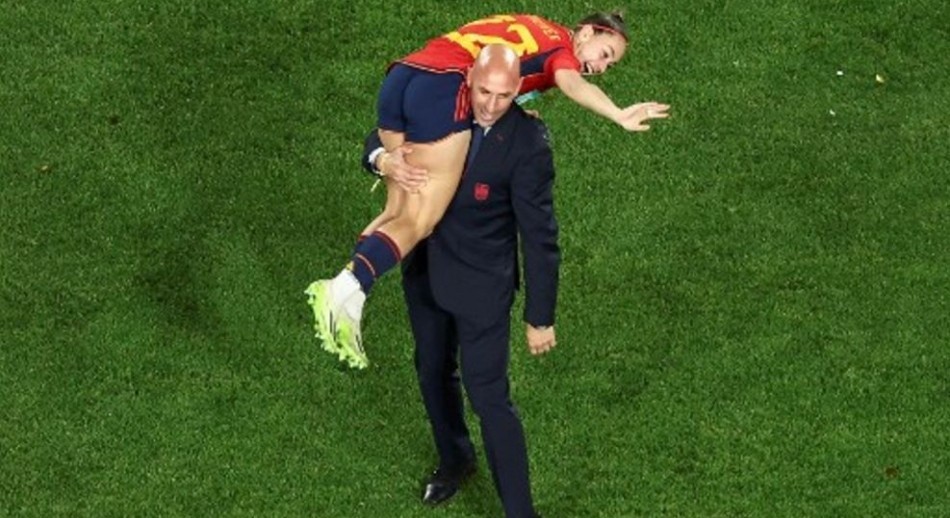 España: Rubiales se niega a renunciar y defiende el beso a la jugadora