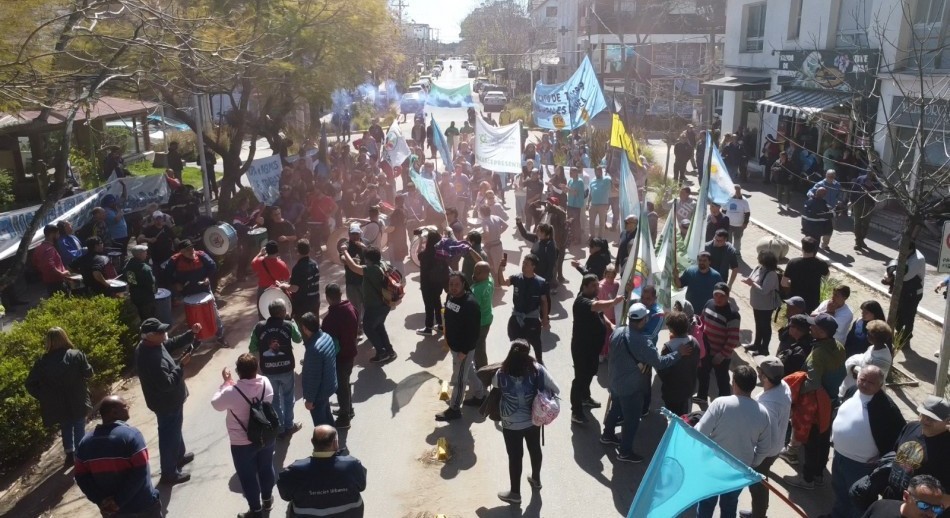 Municipales de Merlo se sumaron al paro de los estatales de Pinamar, que ganan el doble
