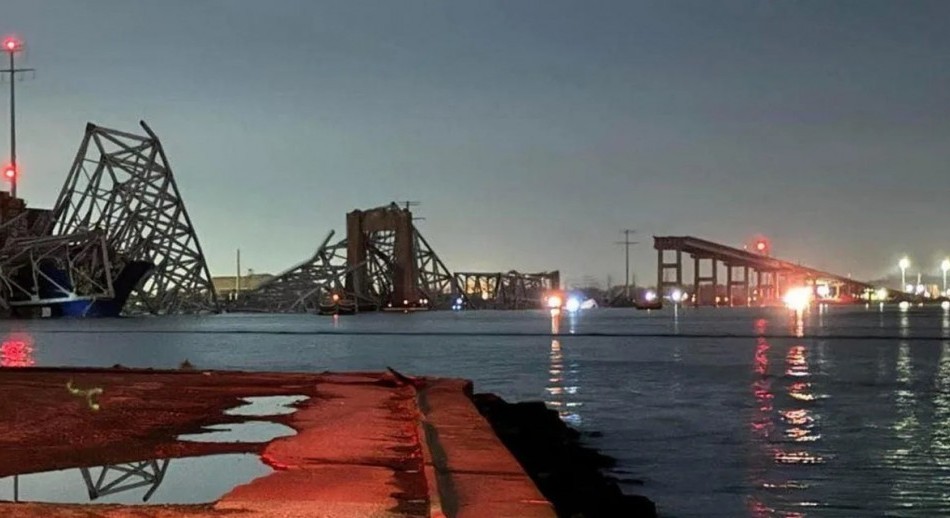 Colapsó un puente en EEUU y decenas de vehículos cayeron al agua