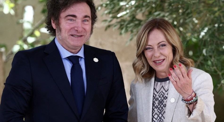 G7 en Italia: Javier Milei cruzó risas con Meloni y el abrazo con el Papa